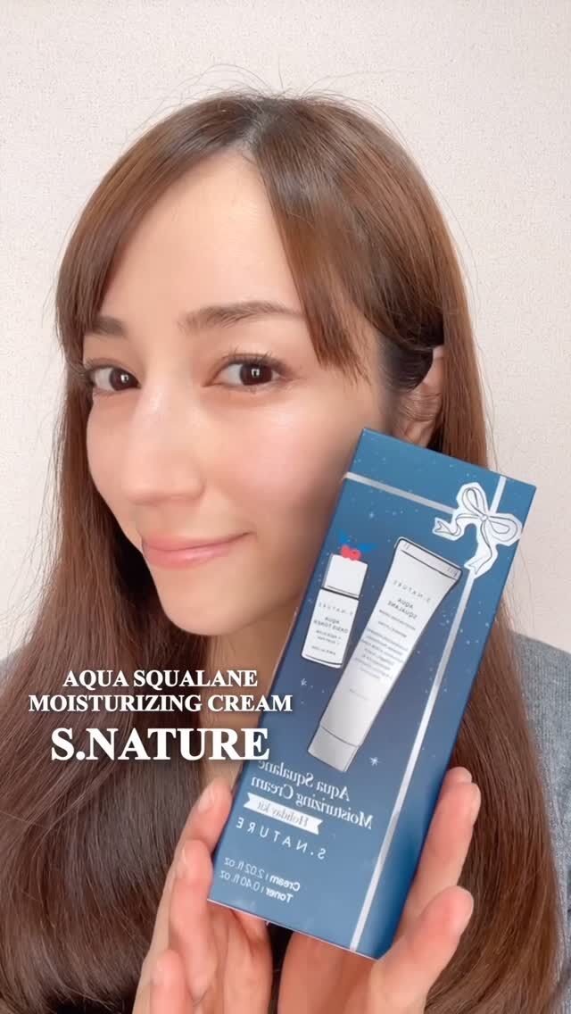 水分ケアの概念が変わる✨
S.NATURE
AQUA SQUALANE MOISTURIZING CREAM

軽いのにしっかりうるおう、
・水分天才クリームとして話題のアイテム。

韓国オリーブヤング
人気No.1モイスチャークリームで、
ファヘアワード37冠達成✨
オリーブヤングアワード受賞の実力派です‼️

パンテノール×8種のヒアルロン酸で
肌の内側から水分を満たし、水光肌へ。
植物由来スクワラン高配合で
皮脂バランスを整え、毛穴ケアにも◎

朝使ってもベタつかず、
メイクノリが良い軽やかな使用感。
季節を問わず使いやすいのも嬉しいポイントです。

さらに、
・全ての肌タイプ使用可能なので
年齢・性別問わず使いやすいクリームです✨

そして今回は、
・大人気の水分天才クリームから限定ホリデーエディション発売🎁

#PR #SNATURE #エスネイチャー #水分天才クリーム @s.nature_jp