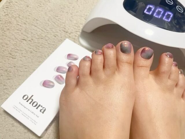 久しぶりのフットネイル✨
冬っぽいオーロラカラーで🩵🩷💜
最高の気分❄️

ヨガのレッスンする時は基本裸足だから
フットネイルしてるとテンション上がる⤴️

セルフで塗ったりパーツ乗せたりも楽しいけど
@ohora_jp ネイルシートはデザイン豊富だし
完成度高くネイルできるから最高です♡

#pr #ohara #セルフネイル